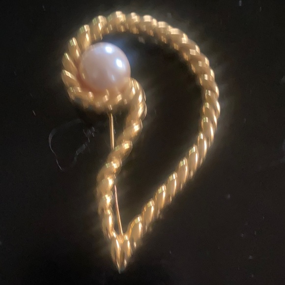 Elegant Gold Tone and Faux Pearl Women's Brooch - Picture 1 of 2